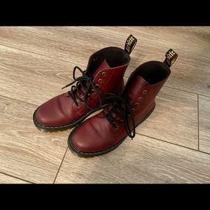 Dr Martens size 8 boots in burgundy